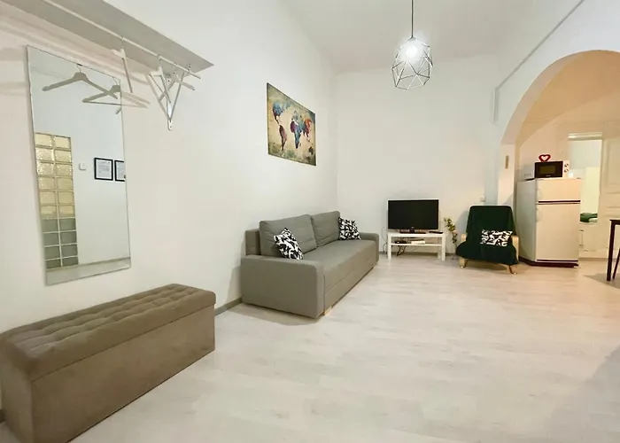 White Apartment Near The Famous New York Cafe
