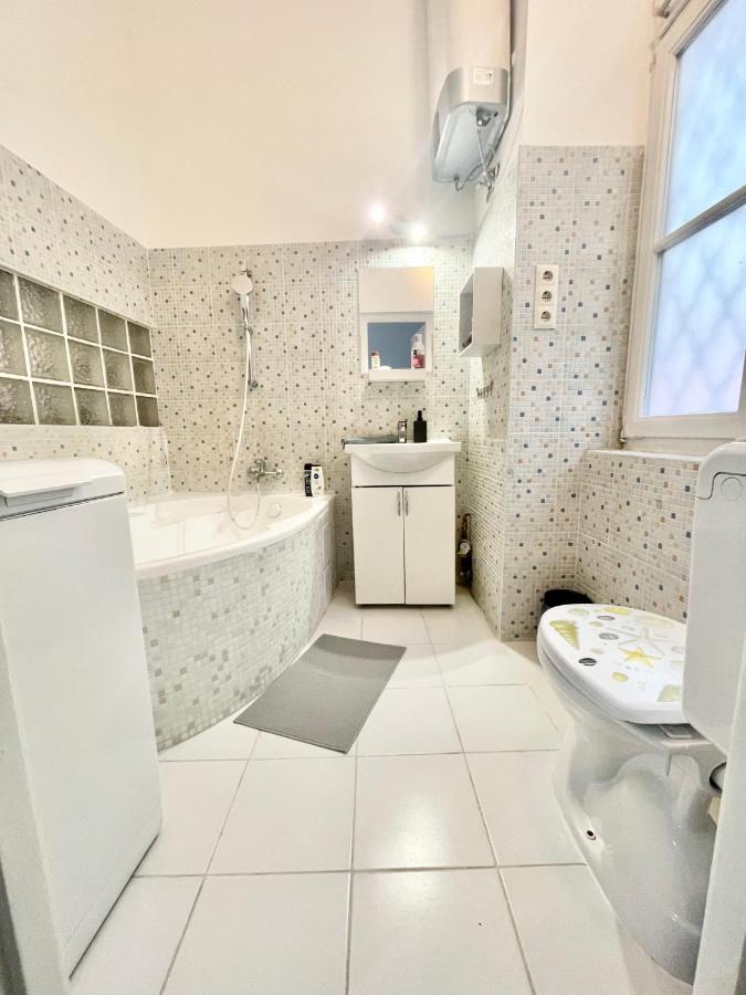 White Near The Famous New York Cafe Апартаменты