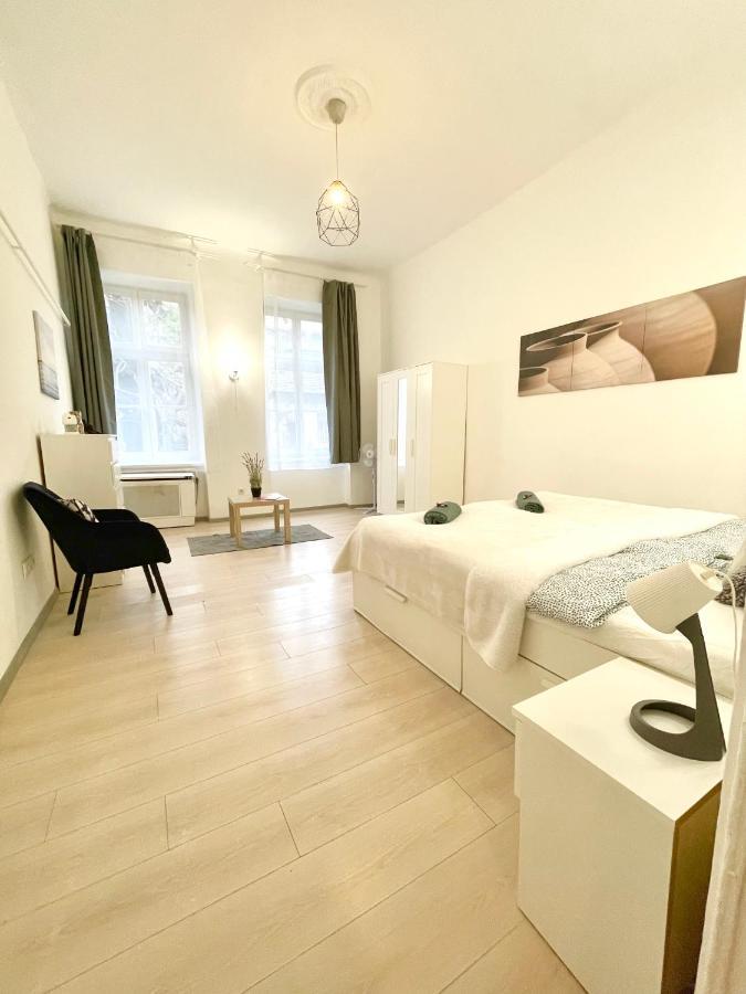 Апартаменты White Near The Famous New York Cafe *